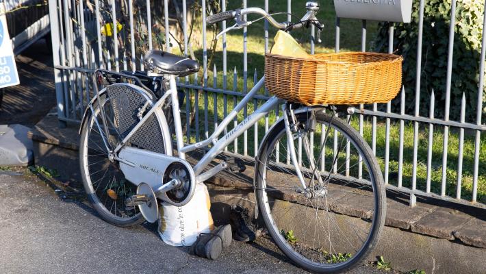 Scontro in via Mantova fra un'auto e una bici, grave la ciclista