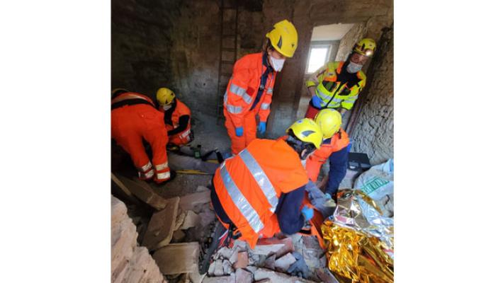Cadono da un'impalcatura: gravi due operai