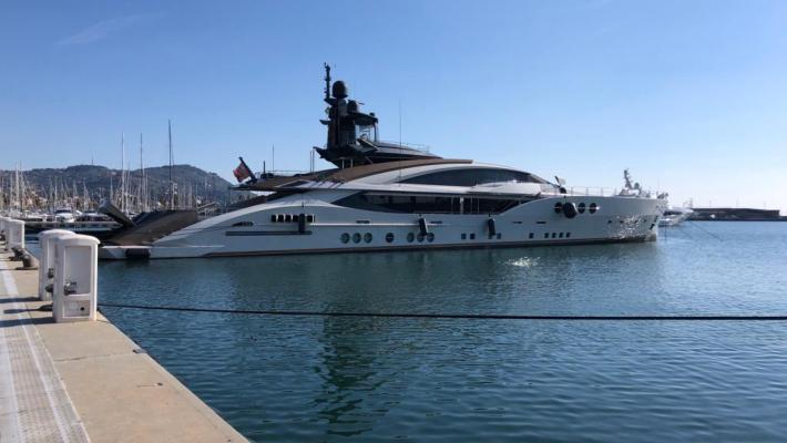 Caccia ai beni degli oligarchi russi: yacht congelati, sigilli alla villa in Versilia intestata al magnate Oleg Savchenko