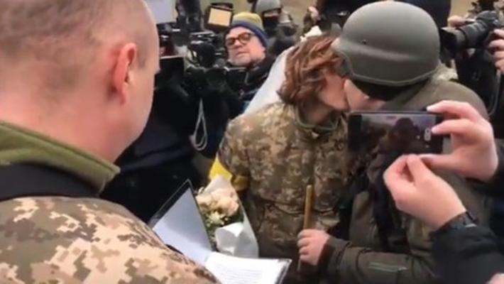 Ucraina: matrimonio a un posto di blocco a  Kiev