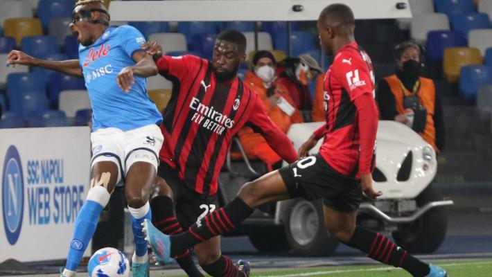 Il Milan sbanca Napoli con un gol di Giroud e vola in testa