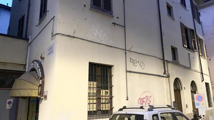 I graffiti-sfregio si diffondono nell'Oltretorrente - Le foto
