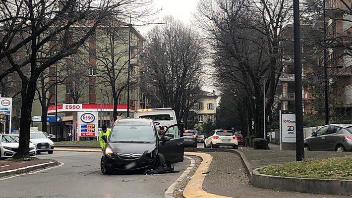 Viale Campanini, perde il controllo dell'auto e si schianta contro palo dello spartitraffico