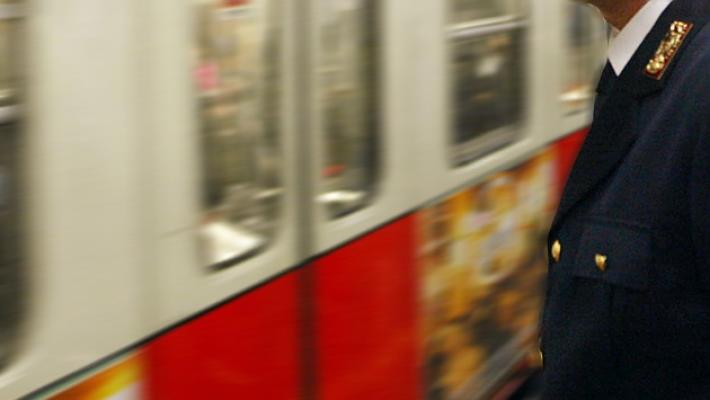 Rapina e violenza sessuale a minorenne in metro a Milano