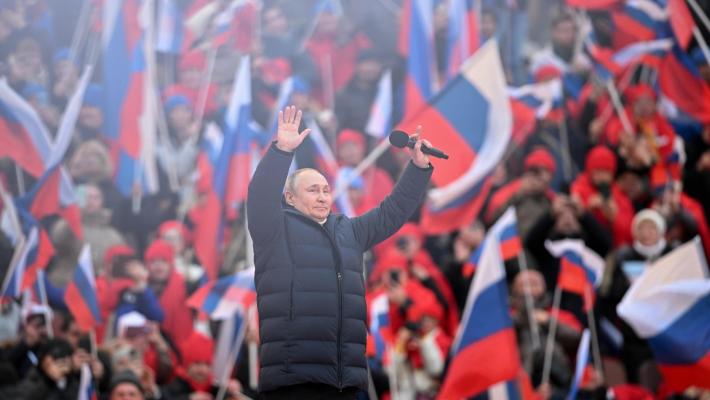 In migliaia riuniti in uno stadio a Mosca per il discorso di Putin. Telefionata Biden-Xi: "Convinci Putin a fermare la guerra"