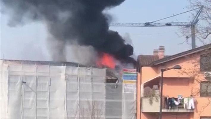 Ronco Campo Canneto: tetto in fiamme, palazzo inagibile
