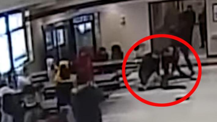 Agente col ginocchio su collo di una 12enne