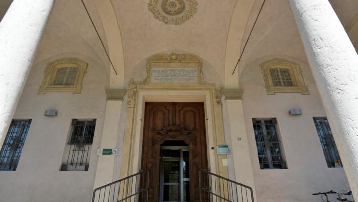 Picchia e stringe le mani al collo dell'operatore che distribuisce i referti alla Casa della Salute