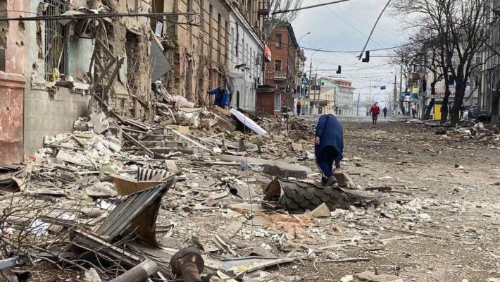 Bombe sul centro commerciale a Kiev, missili su Odessa. Tremila morti a Mariupol, cadaveri insepolti nelle strade 
