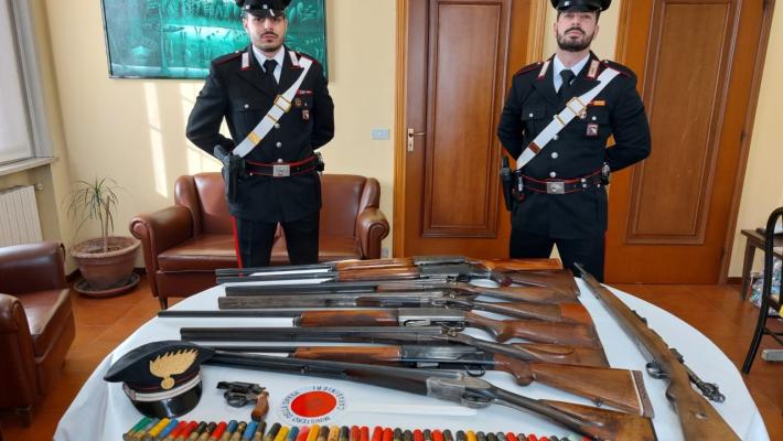 Arrestato per detenzione abusiva di armi e munizioni