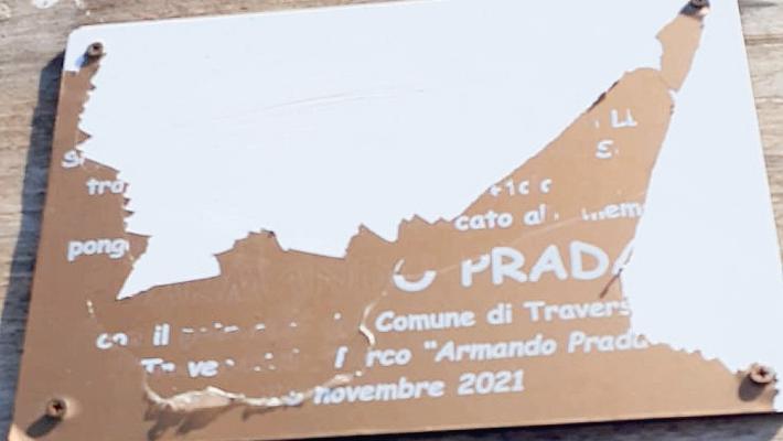 Vandali al parco Prada: distrutte due nuove targhe
