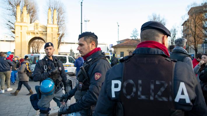  Aggrediscono tifoso del lecce. 4 Daspo a tifosi del Parma.