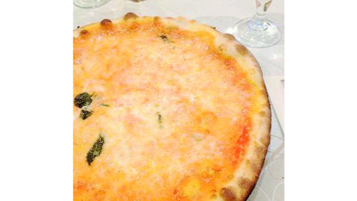 Pizzeria Mediterraneo: Ritorno al passato Margherita  e calzoni come una volta