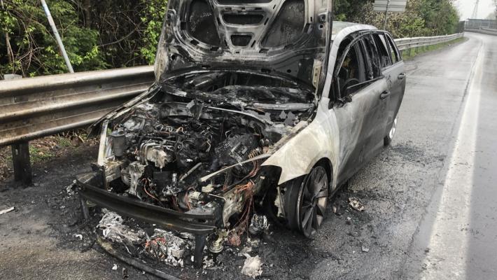 auto a fuoco in tangenziale Nord