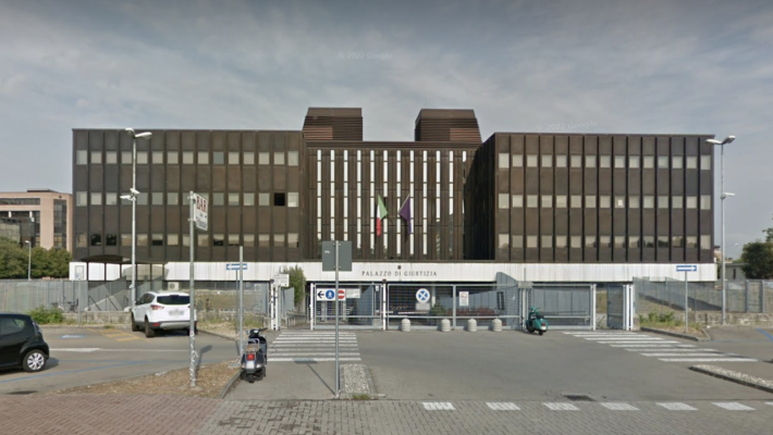 Cade in ospedale a Reggio Emilia e muore, indaga la Procura