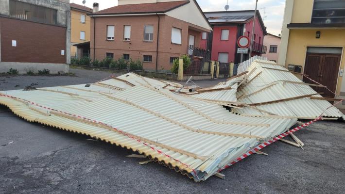 Forte  vento, scoperchiato il tetto di un capannone a Basilicagoiano, grosso ramo spezzato a Felino