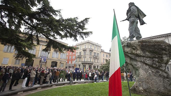 Ecco le  prescrizioni  per il  25 Aprile: niente vendita di alcolici nelle aree delle manifestazioni. E niente aste per i selfie e ombrelli a punta