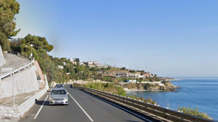 A 3 anni si slaccia la cintura e cade dall'auto in corsa ad Alassio: è in gravi condizioni