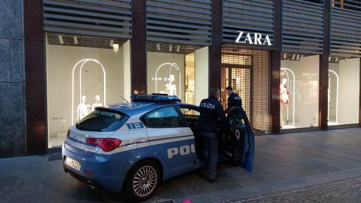 Tenta di rubare un paio di scarpe da Zara ma viene preso: 31enne denunciato