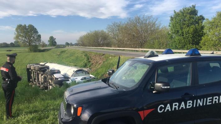 Camion che trasporta latte si ribalta e finisce in un fosso: tutto il carico perso nel campo