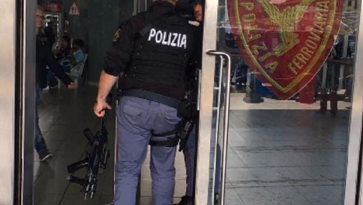 Si arrampica su treno fermo e resta folgorato, grave 17enne