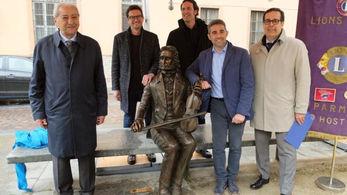 Una statua dedicata a Niccolò Paganini in piazzale Boito