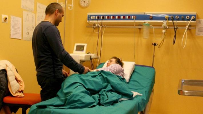 Anche il padre può affiancare la mamma durante il cesareo  (se madre e feto sono in buona salute)