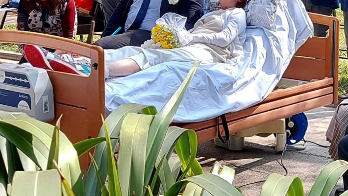 Laura,  le nozze con Andrea all&rsquo;hospice dell&rsquo;ospedale pochi giorni prima di morire