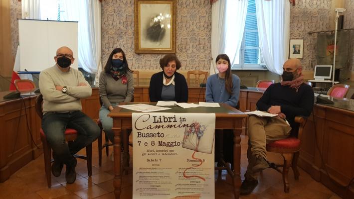 I libri «conquistano»   il paese con autori, incontri  e bancarelle