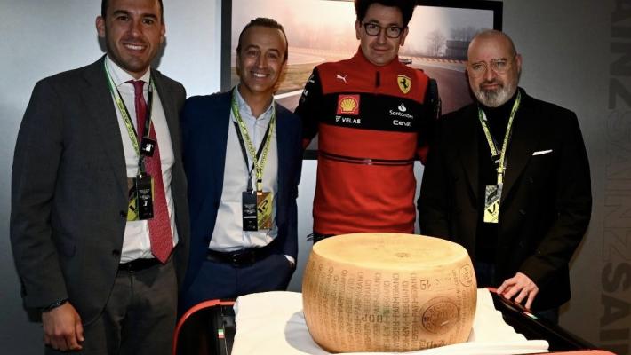 Parmigiano Reggiano al Gran Premio di Imola: la consegna della forma alla Scuderia Ferrari