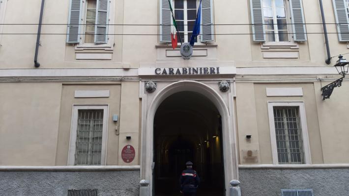 Danno un pugno a una 15enne e le puntano un coltello allo stomaco mentre è a scuola: tre minorenni denunciati