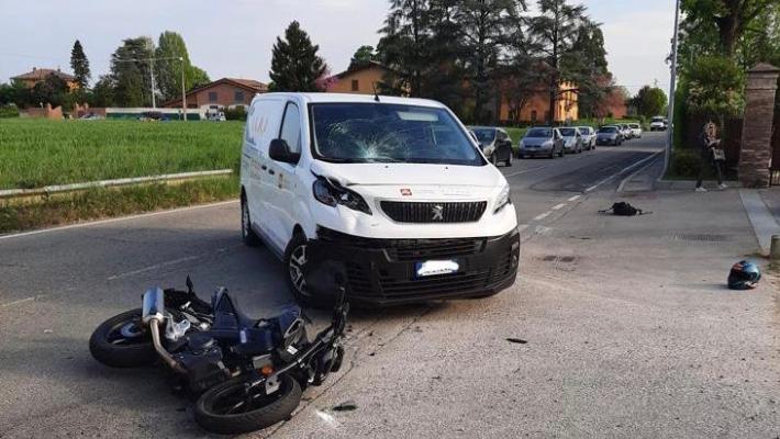 Schianto in via Argini, 18enne sbalzato dalla moto: è grave