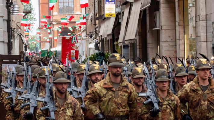 Gli alpini alla adunata di Rimini: "Stiamo con la resistenza di Kiev"