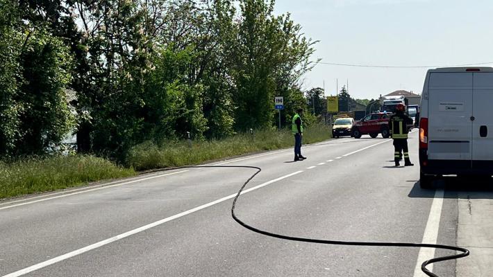 Fuga di gas sulla via Emilia: traffico bloccato, vigili del fuoco al lavoro