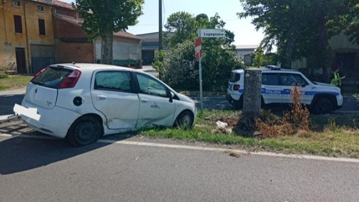 Roncocampocanneto, auto fuori strada: un ferito