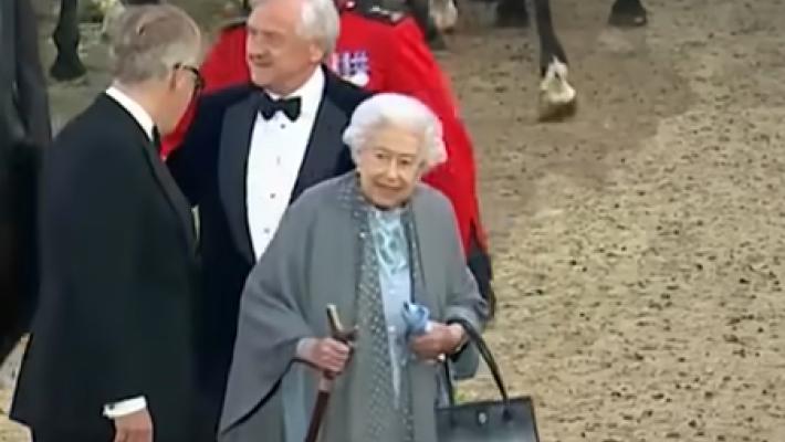 Primo evento glamour del Giubileo di platino . Questa volta la regina Elisabetta (sorridente) c'è
