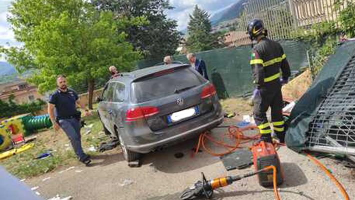 Auto finisce nel giardino di un asilo, 4 bimbi feriti