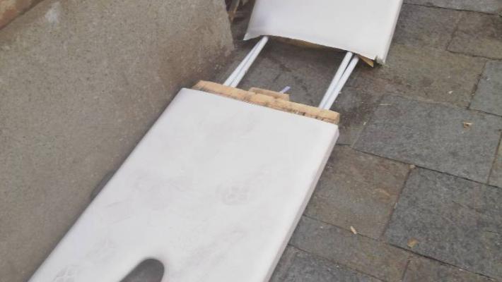 "Un lettino abbandonato davanti al tribunale: la segnalazione le la risposta ricevuta"