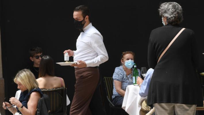 Spagna: cercasi 50.000 camerieri in vista dell'estate