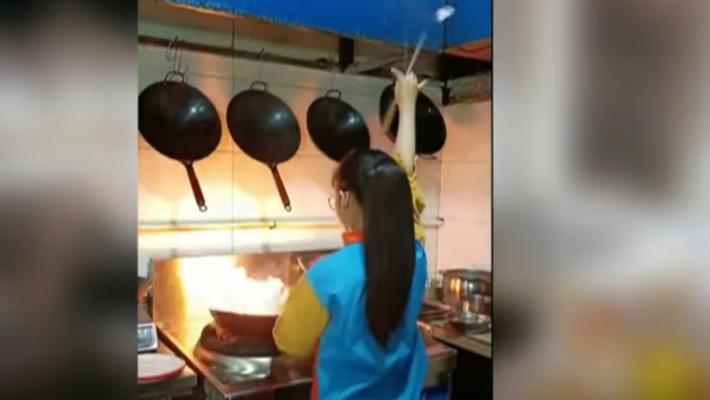 La star in cucina è una bambina di 10 anni. I suoi video sono diventati virali 