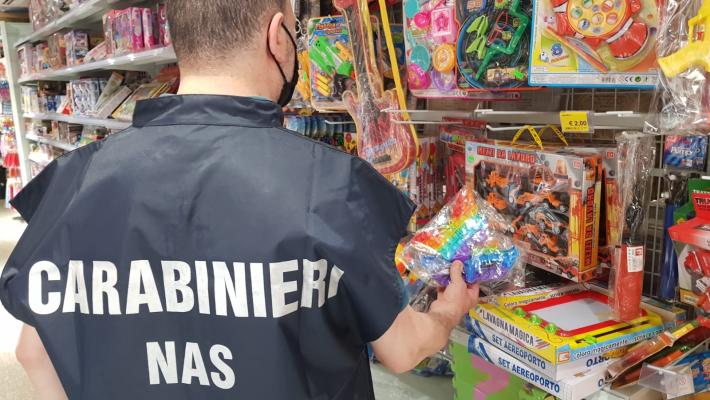 Carabinieri Nas Parma: sequestrati giocattoli di tipo "Pop Up". Sanzionato un esercente.