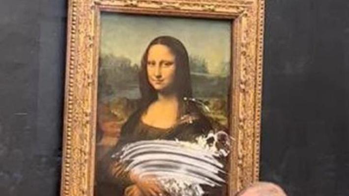 Atto vandalico al Louvre contro la Gioconda: la teca l'ha salvata