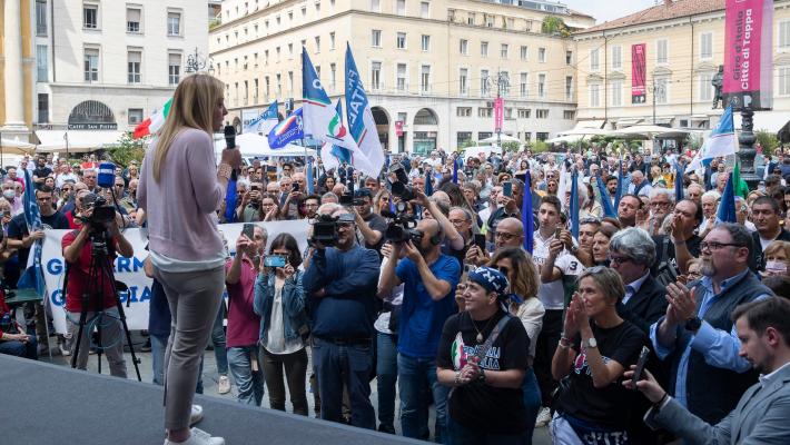 Meloni a Parma: "Corriamo da soli perché non ci accontentiamo di vivacchiare" 