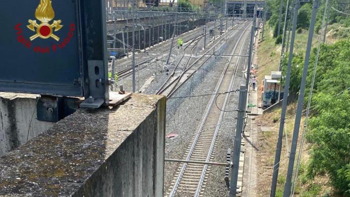 Incidente sul treno Alta Velocità Torino-Napoli in galleria a Roma, passeggeri ancora a bordo. "Nessun ferito". Bloccata la Torino-Napoli - Treni Alta Velocità instradati sul percorso alternativo