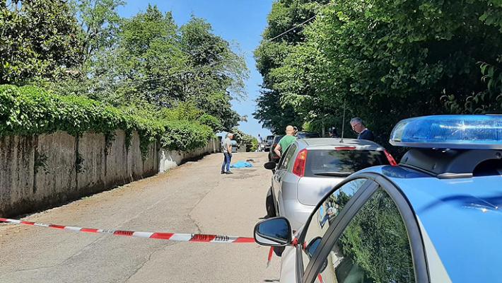 Donna uccisa a colpi di pistola dall'ex compagno