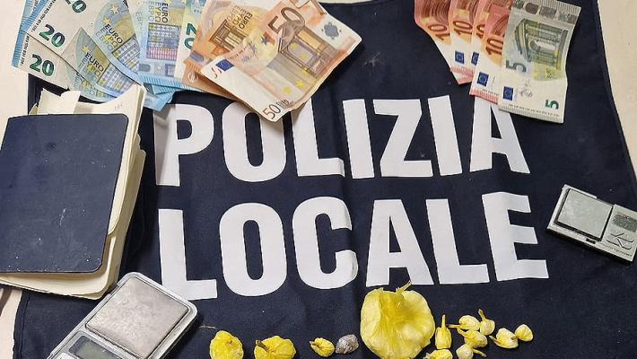 Arrestato un pusher, aveva trasformato la propria abitazione in laboratorio per il confezionamento della droga