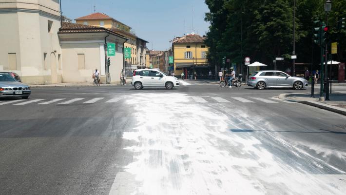 Olio sulla strada: diverse le cadute