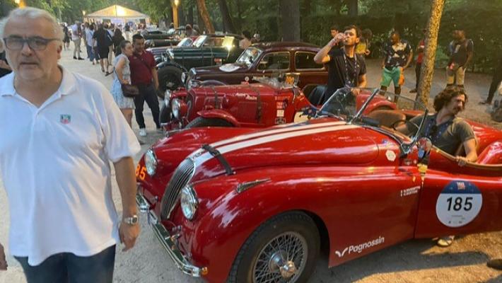 Mille Miglia:  in Giardino brillano i bolidi d'epoca, tanta gente accorsa per ammirarli