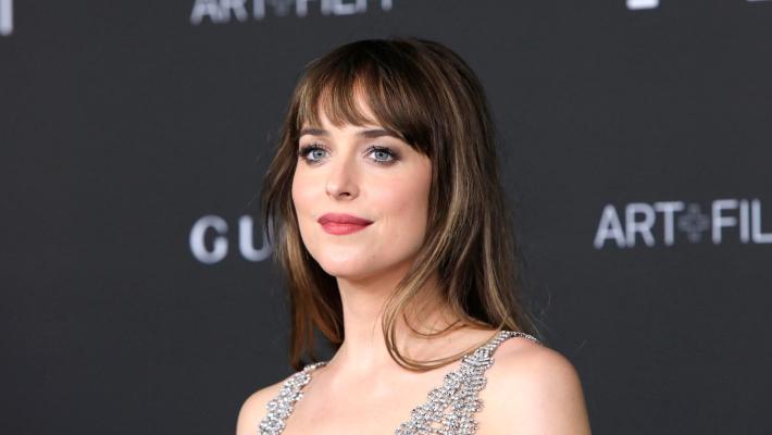 Dakota Johnson torna come madre di un'adolescente autistica che si lega a un neolaureato