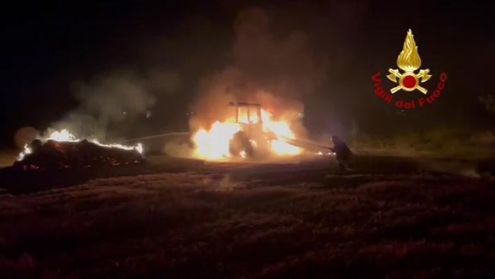 Non si accorge delle fiamme dal trattore e prosegue: incendiati anche campo e balloni